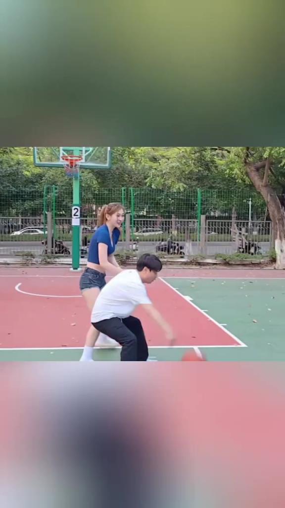 集夢會長背打一米8的女生，這是真打球?。? style=