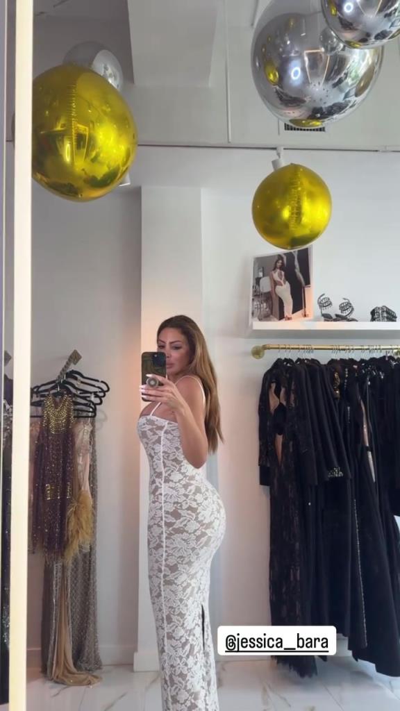 徐娘半老！皮蓬前妻穿吊帶裙自拍，這身材也太炸裂了！