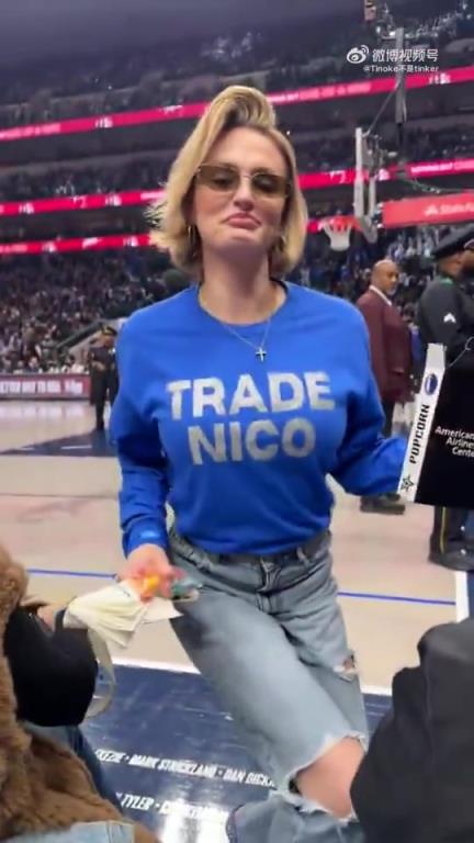 主場不準球迷打印“解雇Nico”標語，女球迷就出此下策