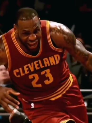 老詹這恐怖的大體格，完美詮釋什么叫“人型坦克”！