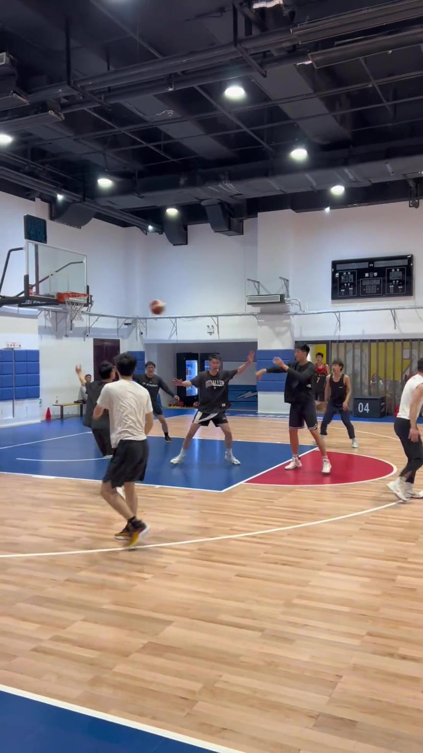 對手回家后：老婆，我今天在野球場匹配到巔峰馬刺隊(duì)了！