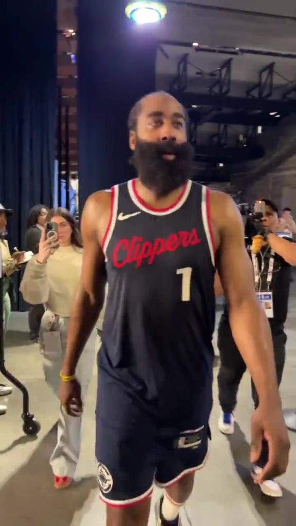 爆砍39分！哈登賽后走入球員通道氣喘吁吁：今天是場艱苦的戰(zhàn)斗