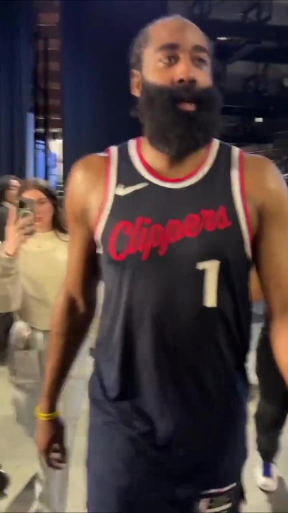 贏了！哈登賽后走回更衣室在球員通道和工作人員一一擊掌慶祝