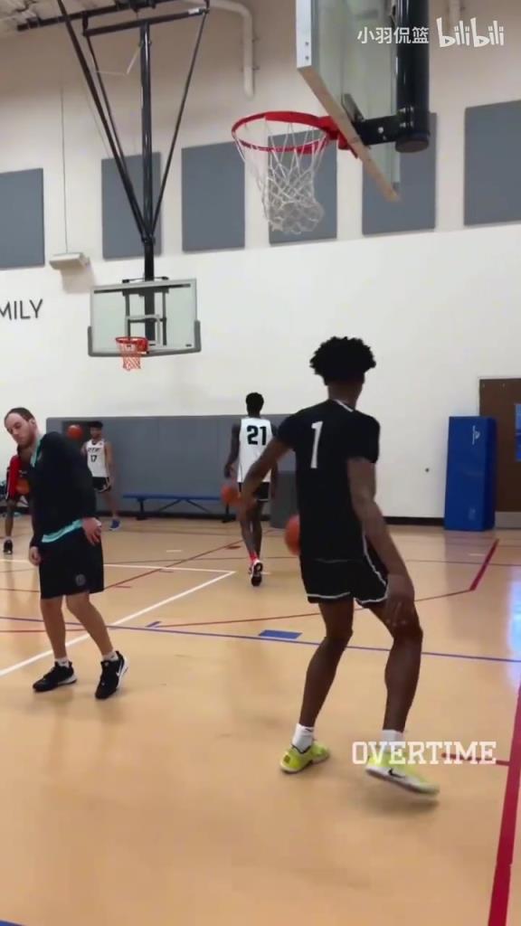 地表最強(qiáng)身體素質(zhì)？阿門扣籃簡(jiǎn)直就像直升機(jī)起飛一樣！