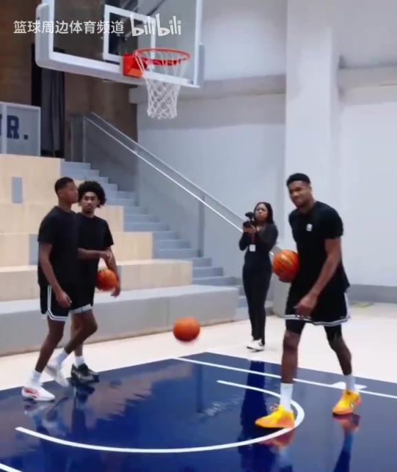 別人能學(xué)得來(lái)嗎？名場(chǎng)面：字母哥指導(dǎo)小球員籃下腳步！