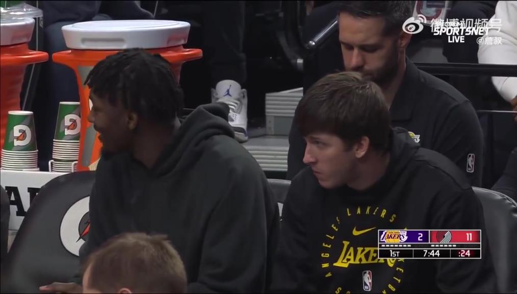 鎖定西部第三愜意得很！里夫斯輪休在板凳席上吃東西被抓拍到了