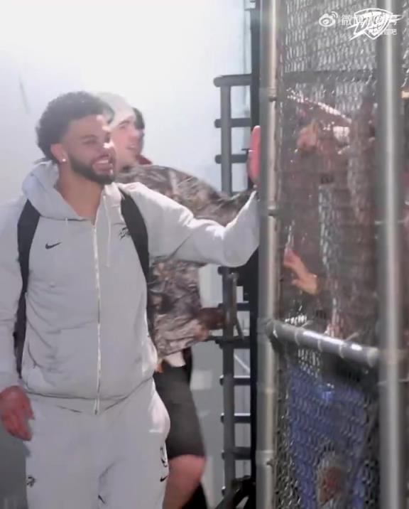 68勝歷史第五傲人戰(zhàn)績(jī)！雷霆全員回到OKC，當(dāng)?shù)厍蛎詿崆榻訖C(jī)