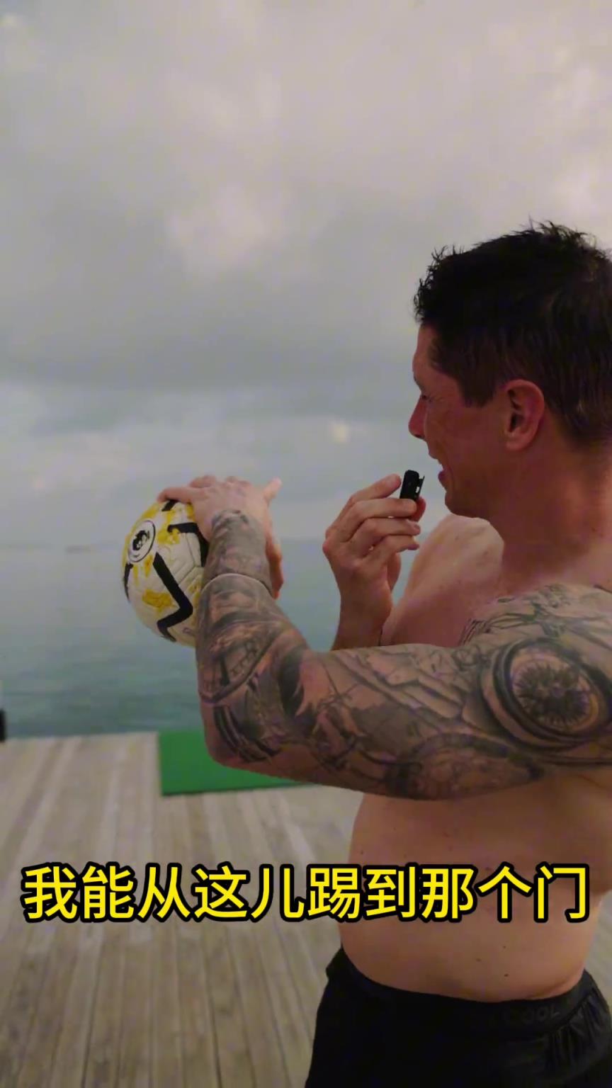 當(dāng)年多少人的偶像！托雷斯挑戰(zhàn)赤腳進(jìn)球