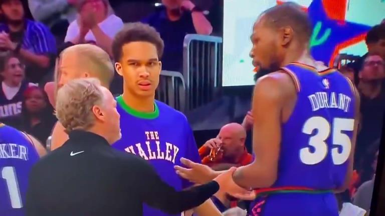 下課導(dǎo)火索？主帥布登此前抓住KD手臂要說(shuō)什么，被一把甩開(kāi)！