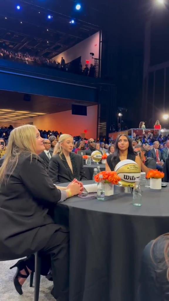 今天這穿搭，差點(diǎn)沒(méi)認(rèn)出來(lái)！佩奇-布克斯當(dāng)選WNBA狀元后十分淡定