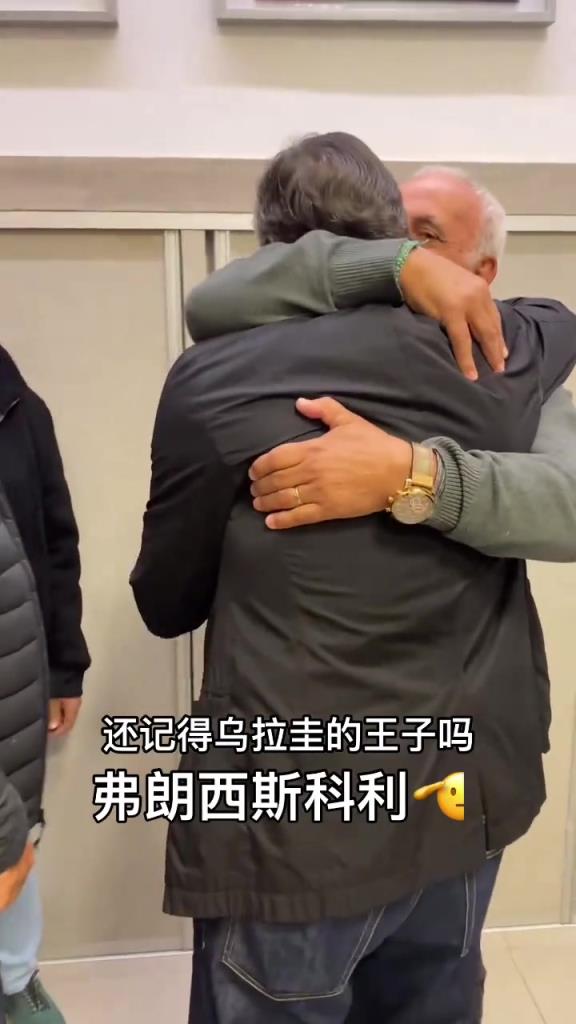 如果說(shuō)梅西的偶像是艾馬爾那這位大哥則是齊達(dá)內(nèi)的偶像