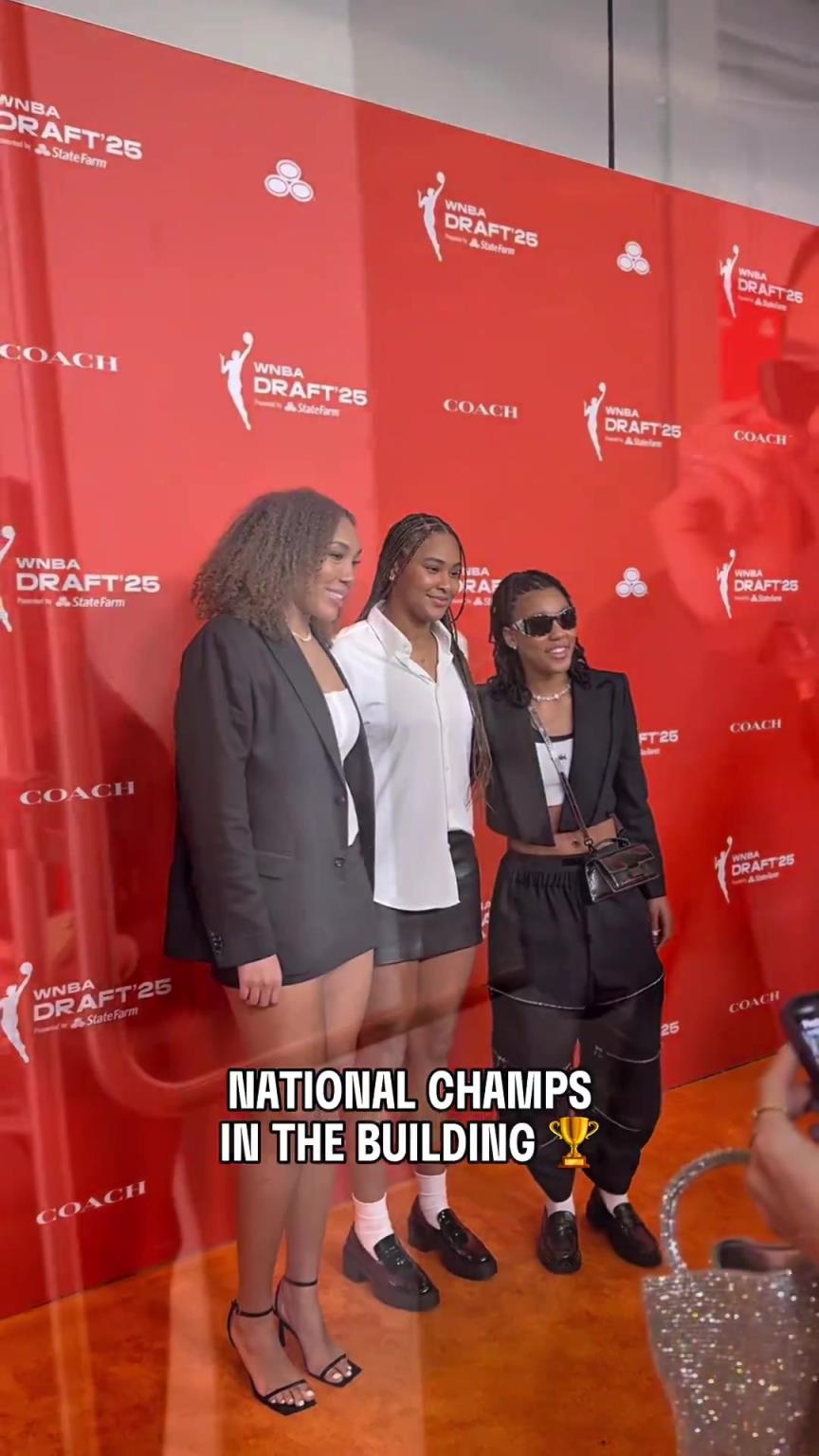 吧友們有喜歡的嗎？WNBA選秀大會(huì)上，到處都有靚麗的風(fēng)景線