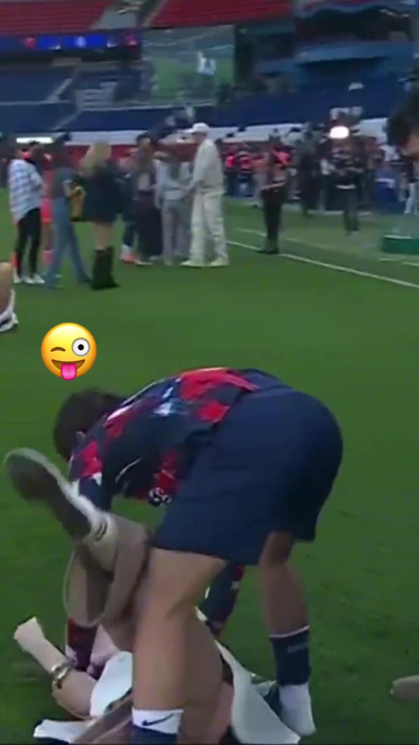 玩這么花??？?jī)?nèi)維斯在家人面前把自己女友按倒在地