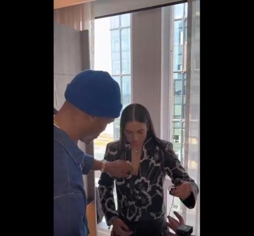 威嫂看到要打人的！威少上手幫WNBA妹子整理胸前的衣服