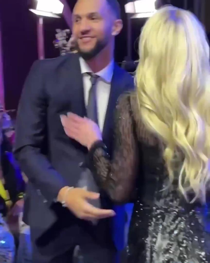 身材姣好！薩格斯的女友海莉被芝加哥天空選中！兩人接吻慶祝