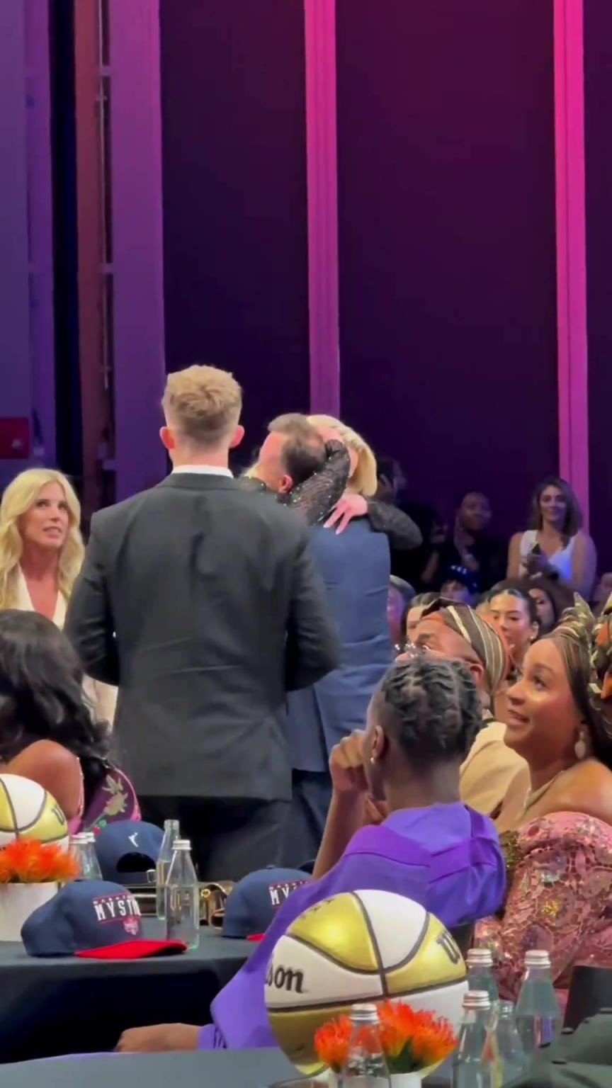 吧友們想看的正臉來了！薩格斯的女友海莉被選中后感覺快哭了