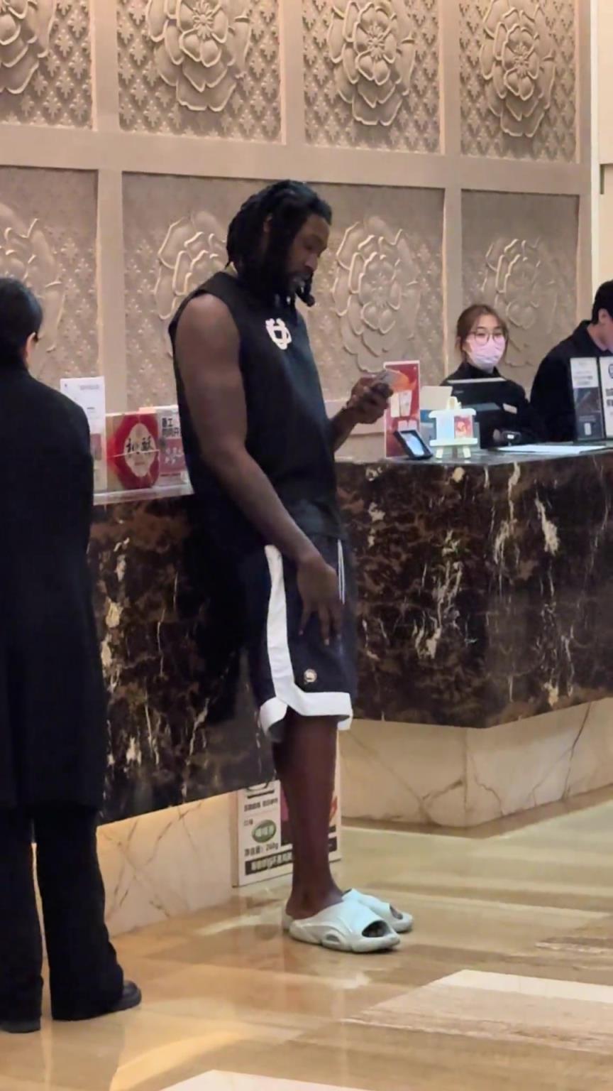 新疆外援哈雷爾外賣(mài)丟了 在酒店大堂茫然不知所措