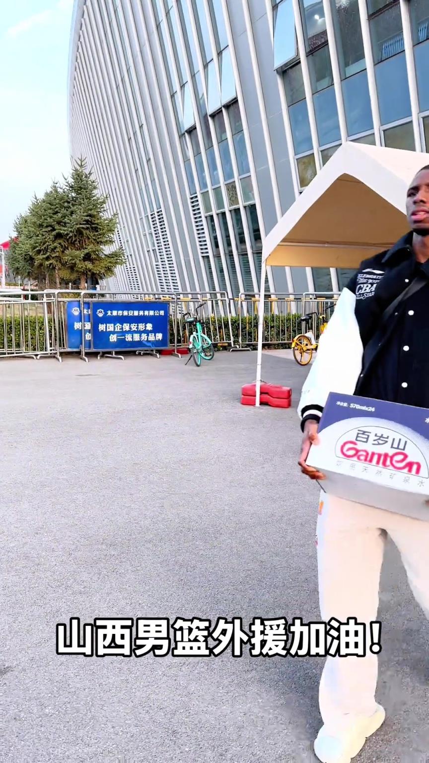 不是！你們山西外援合同還包括搬水的？