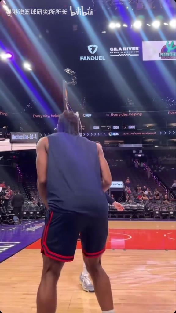 機器人級別的靜態(tài)身體！近距離看小卡的賽前熱身！