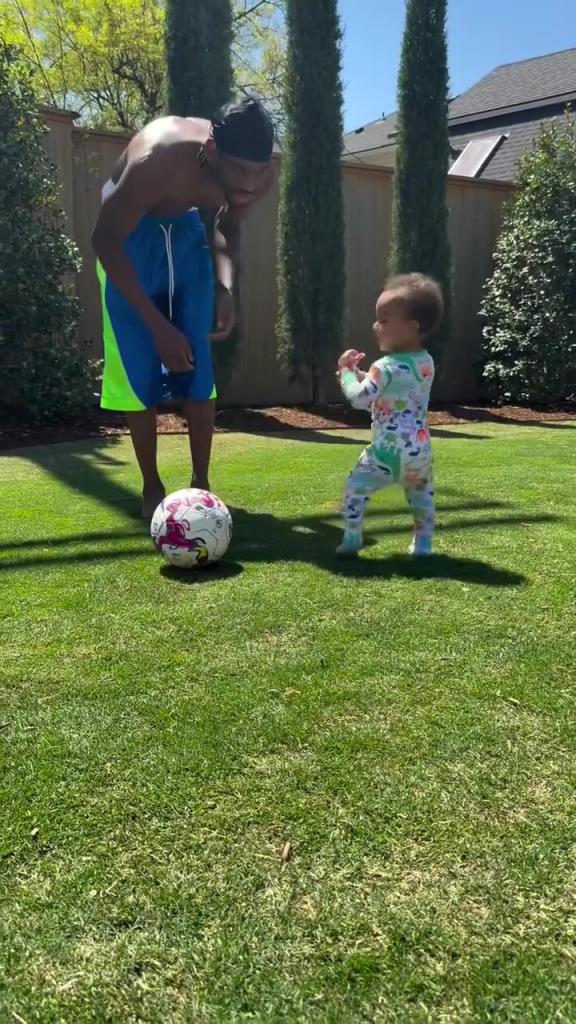 足球要從娃娃抓起！SGA帶娃踢足球，小孩摔倒時鼓掌“嘲笑”！