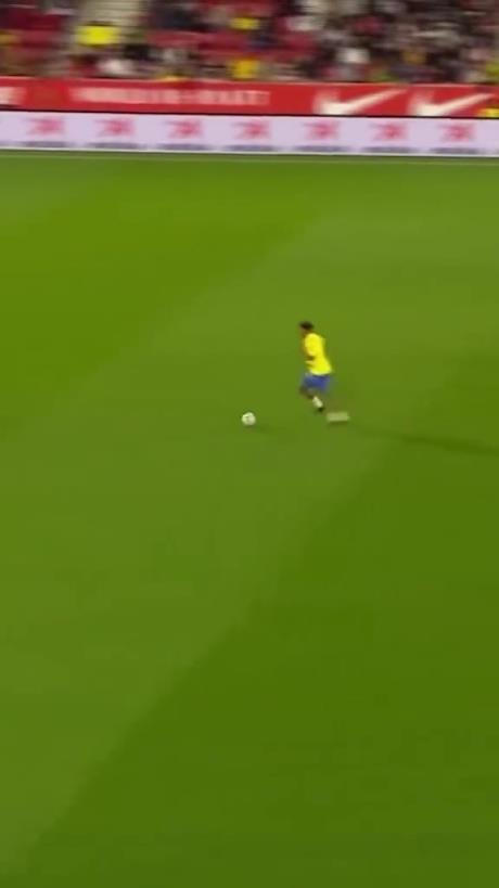 45歲還開(kāi)掛！小羅再現(xiàn)牛尾巴過(guò)人，微笑單挑門(mén)將輕松打進(jìn)